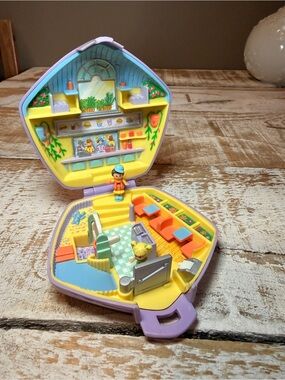 Vintage 1992 Polly Pocket "Fast Food Restaurant" or "Patty's Burger Bar" playset